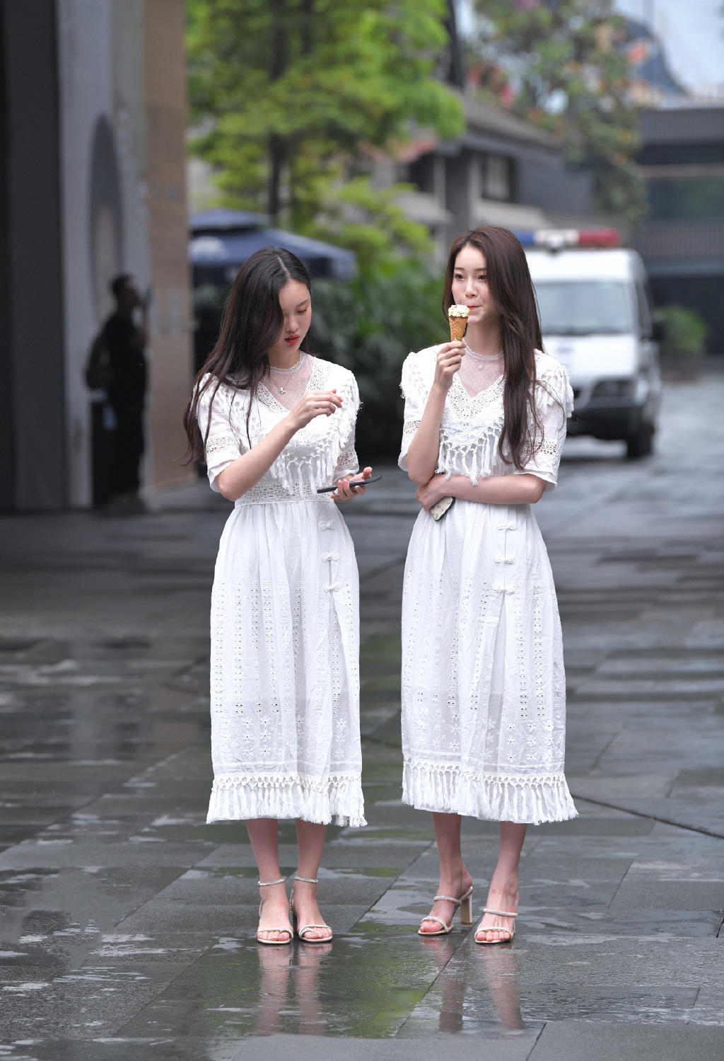 洁白的双胞胎姐妹花，看看你的想法有多大胆-美美写真