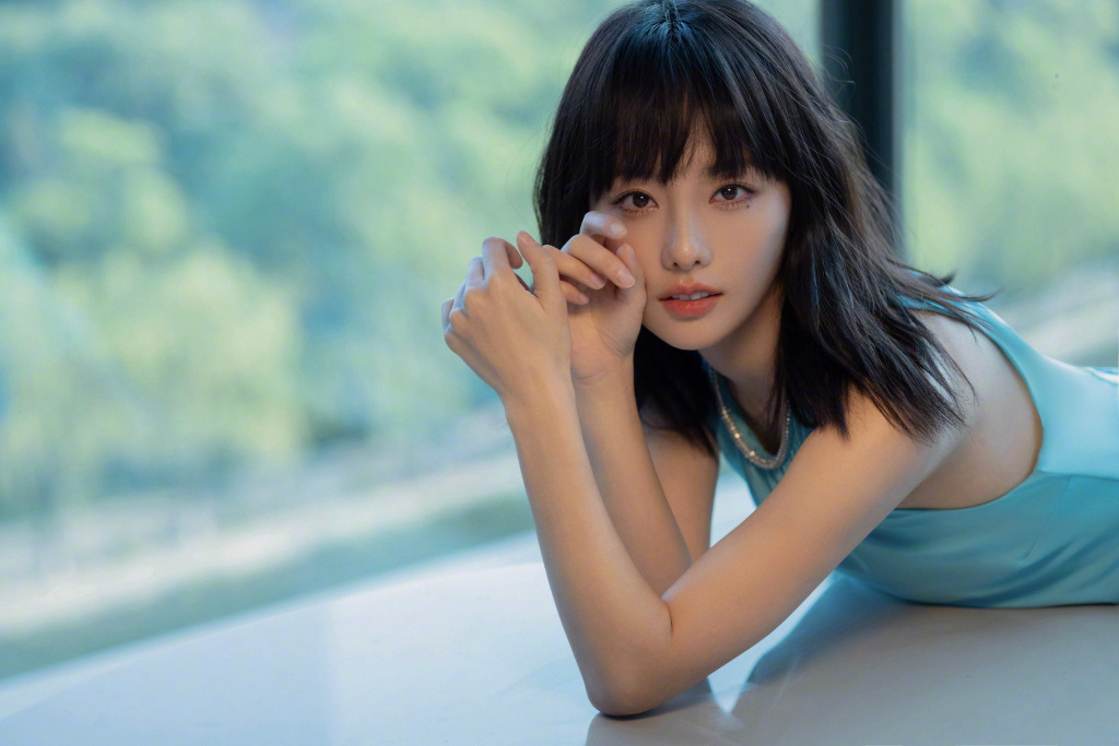 张嘉倪，光脚丫-美美写真
