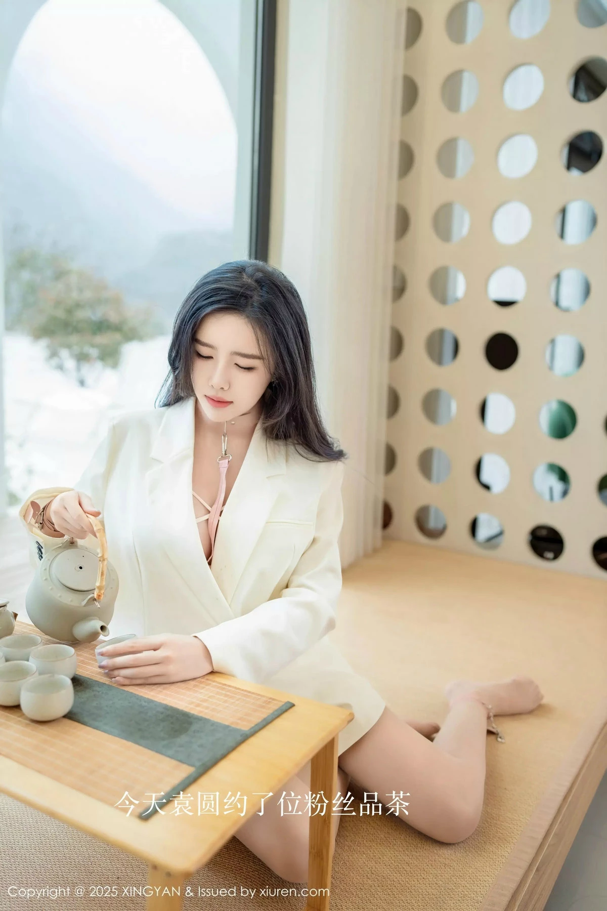 模特袁圆白色西服露白色蕾丝内衣配超薄白丝秀美腿诱惑写真79P-美美写真