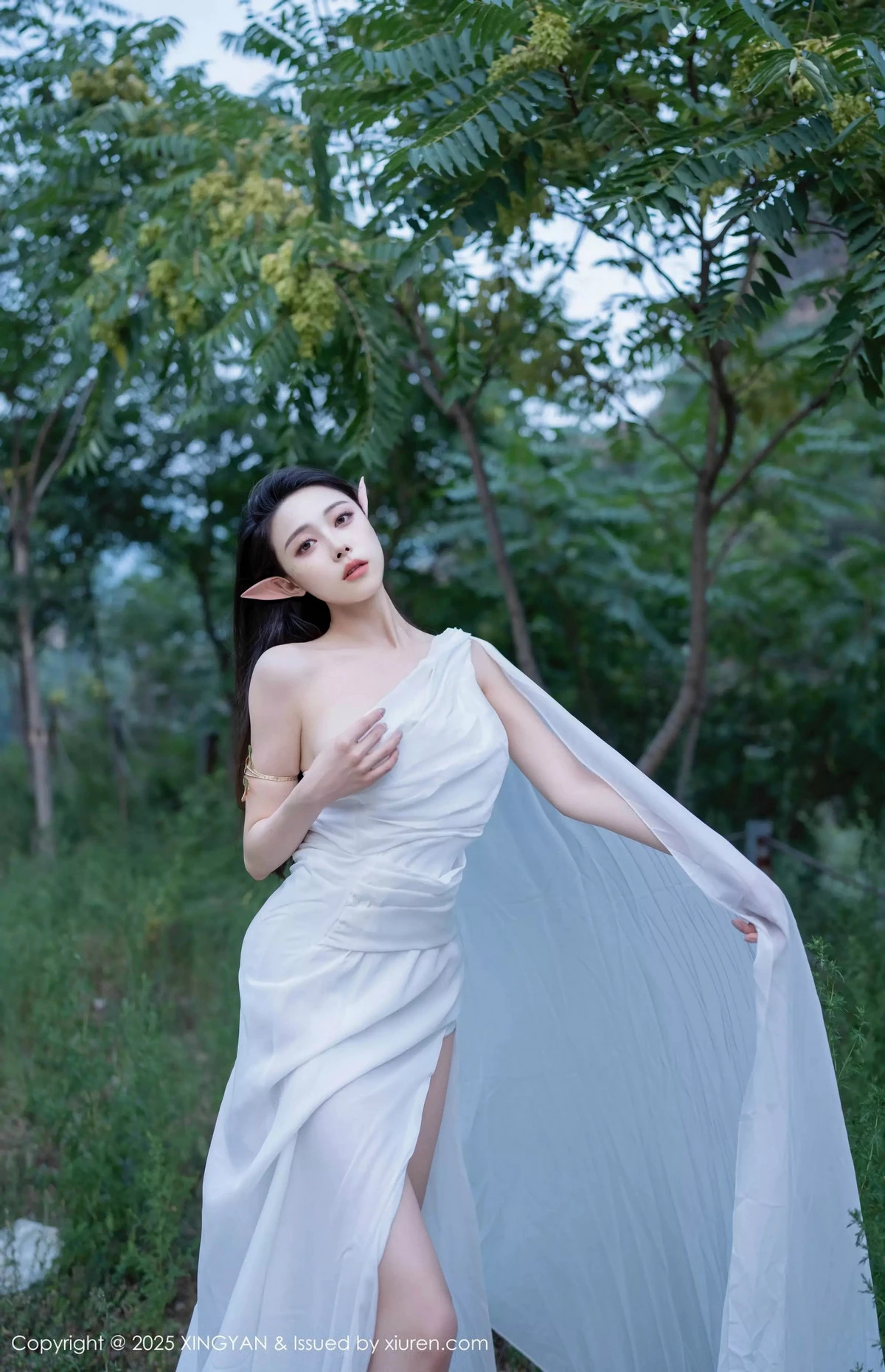 模特清妙精灵装扮性感白色连衣长裙秀翘臀美腿惹火诱惑写真60P-美美写真
