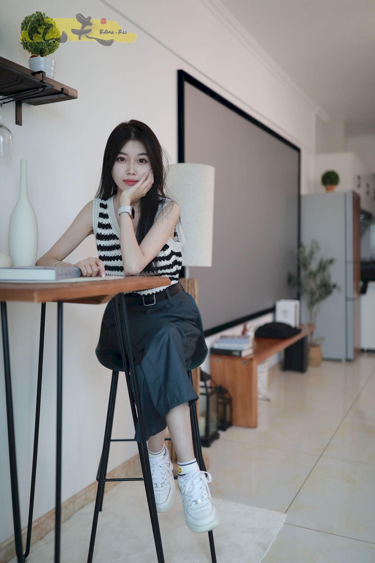 凡夫摄影长发MM芳琪洞洞毛衣黑色西裤居家套图-美美写真