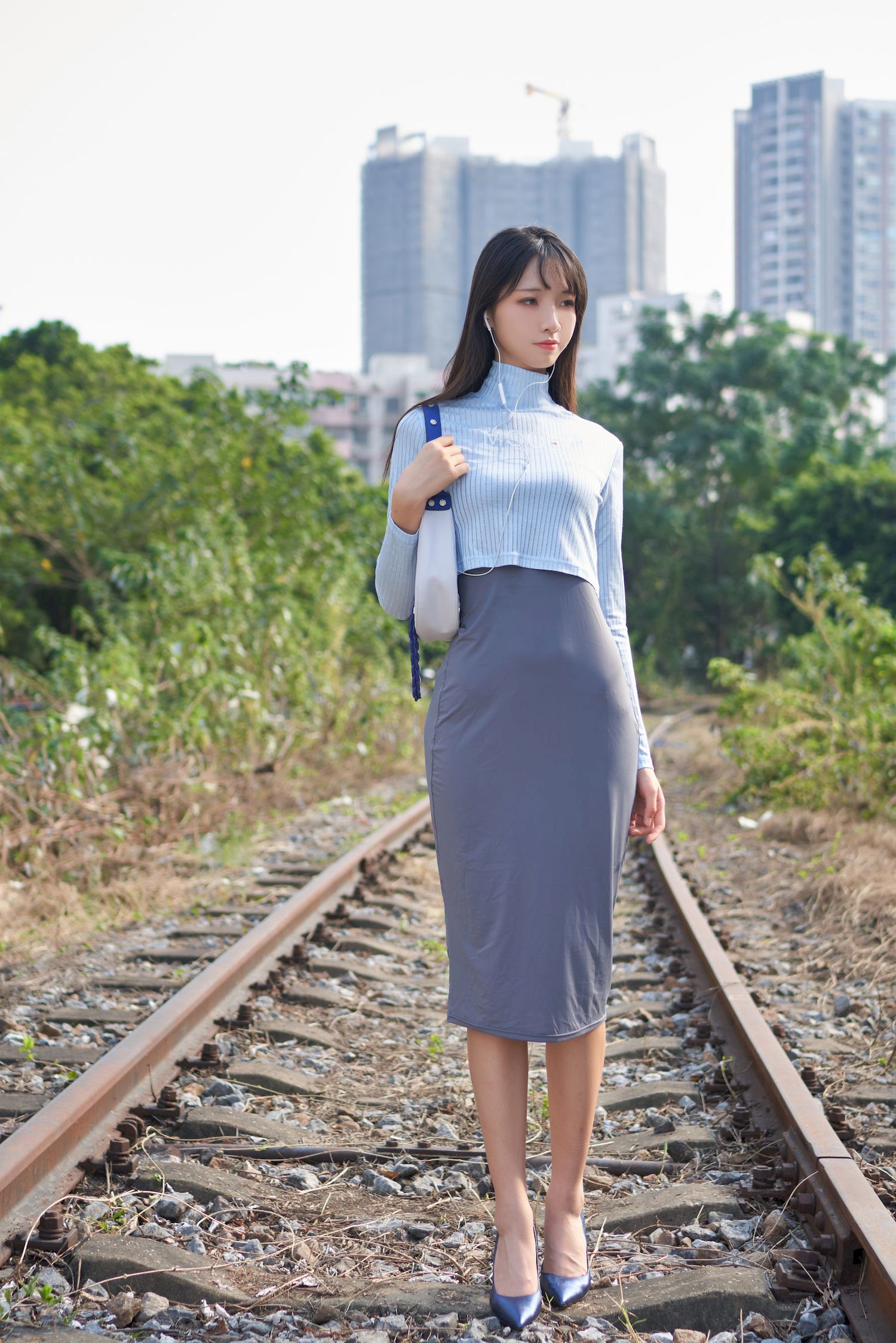 户外妹子西呱呀呀呀修身素裙铁轨线上清纯套图-美美写真