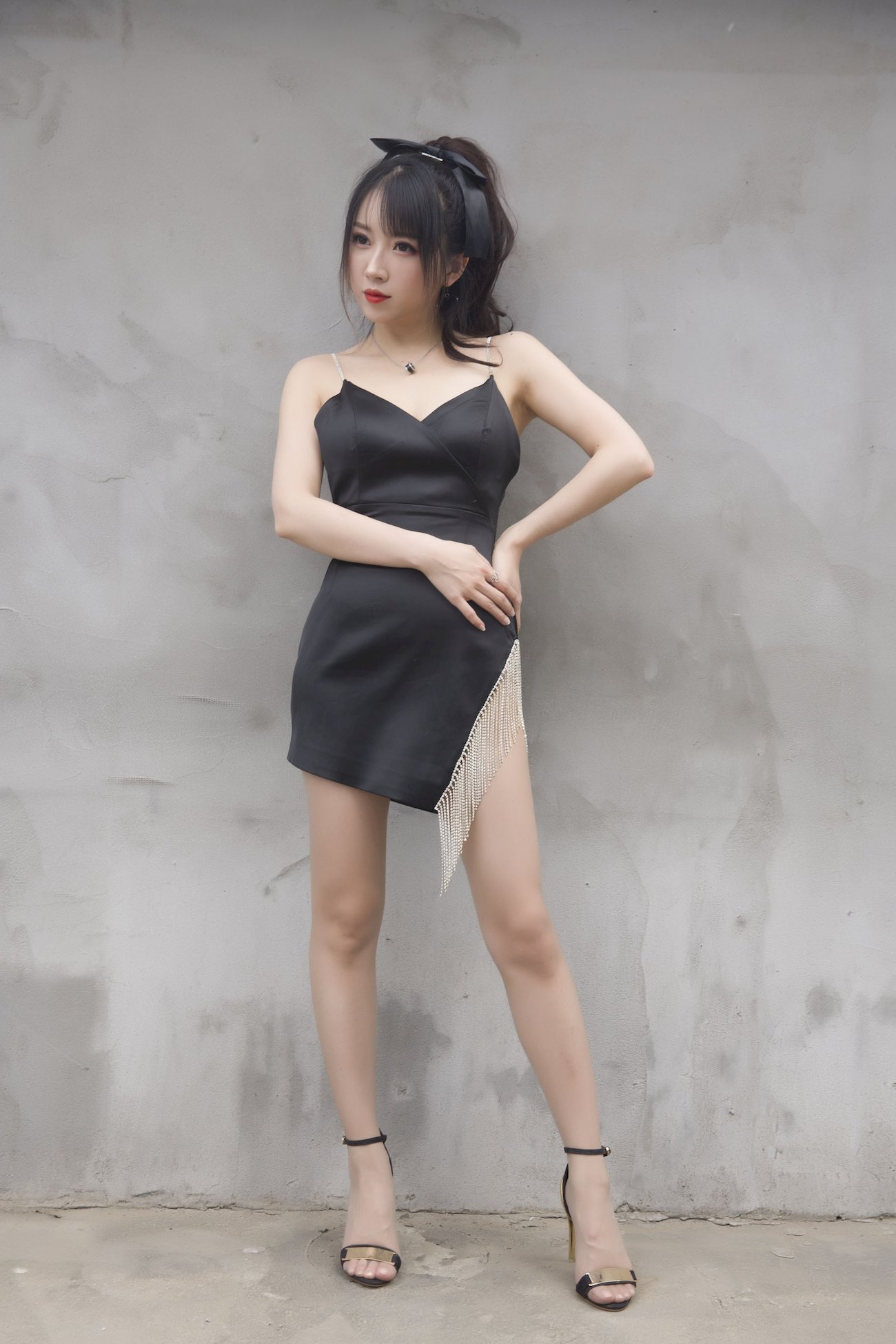 斗鱼主播小女巫露娜黑色流苏搭配黑丝美腿COS福利-美美写真