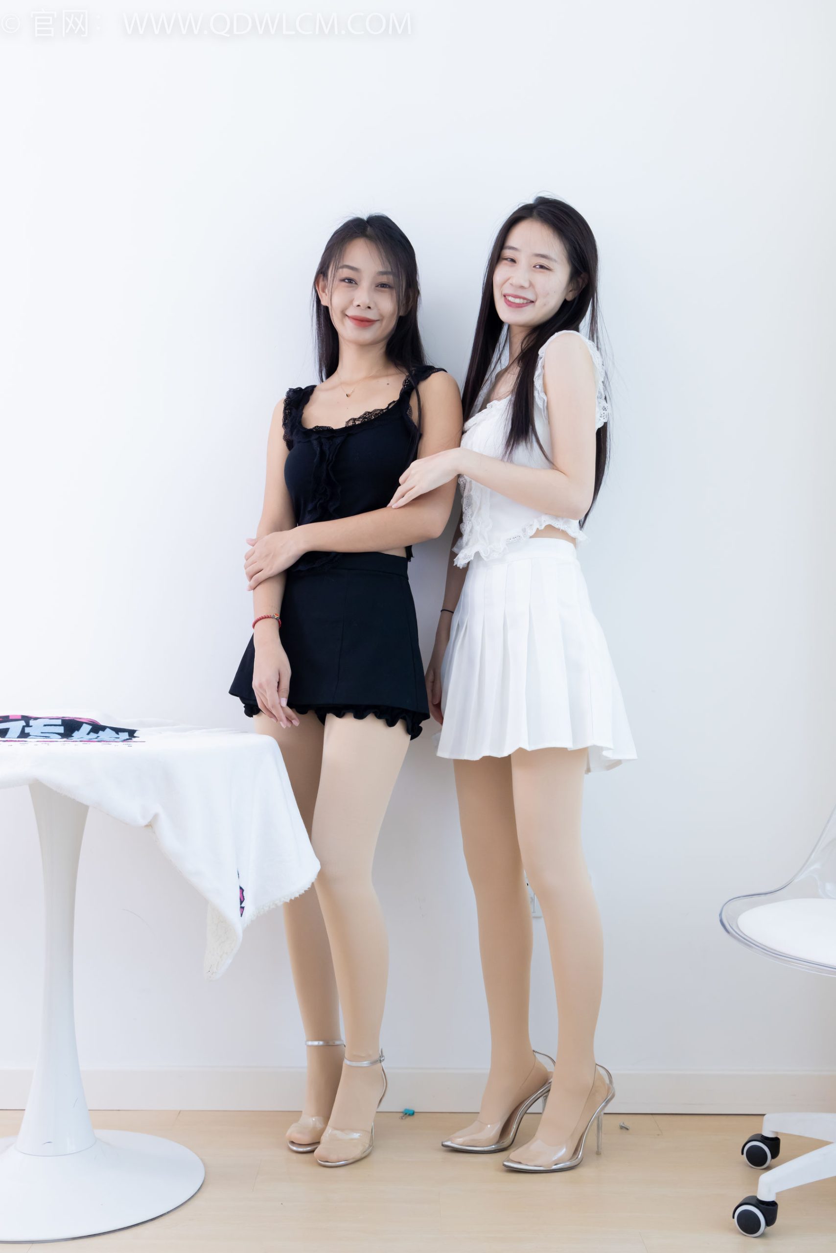 物恋传媒嫩模菜菜&岚岚黑白服饰要你的温柔主题套图-美美写真