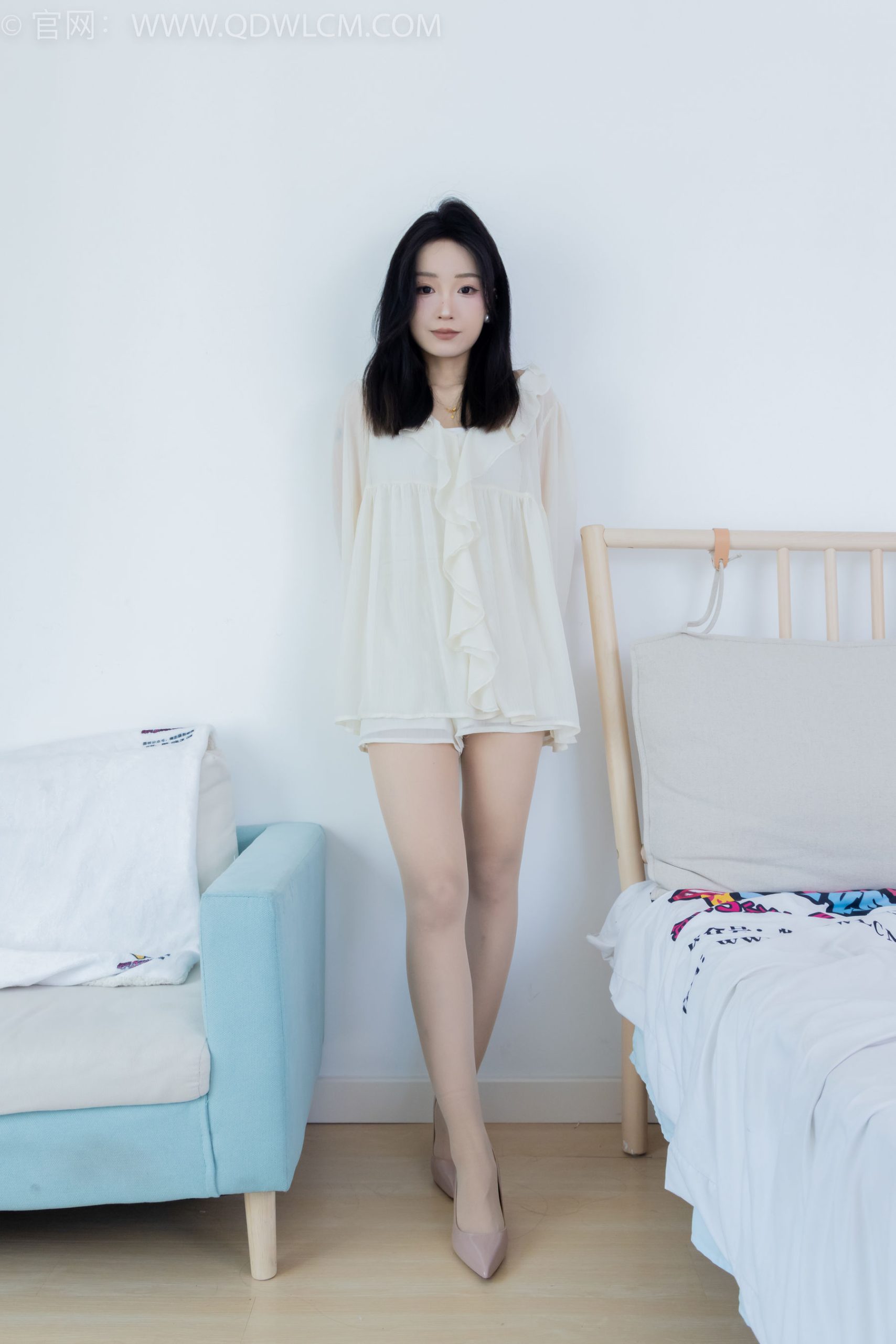 物恋传媒正妹嘟嘟白色蕾丝短裙肉丝美腿居家套图-美美写真