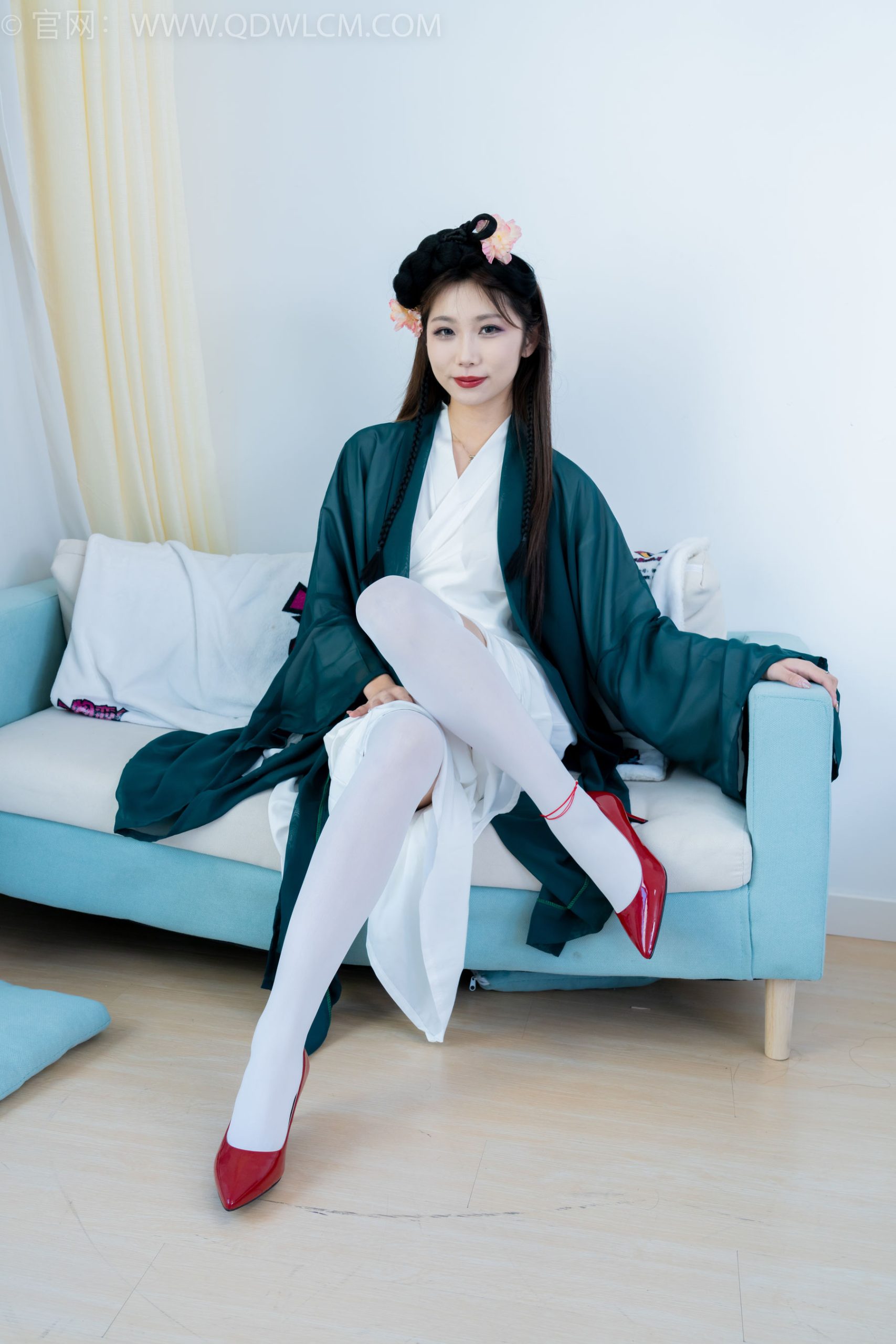 物恋传媒顶级少妇泡泡素色服饰白丝美腿性感套图-美美写真